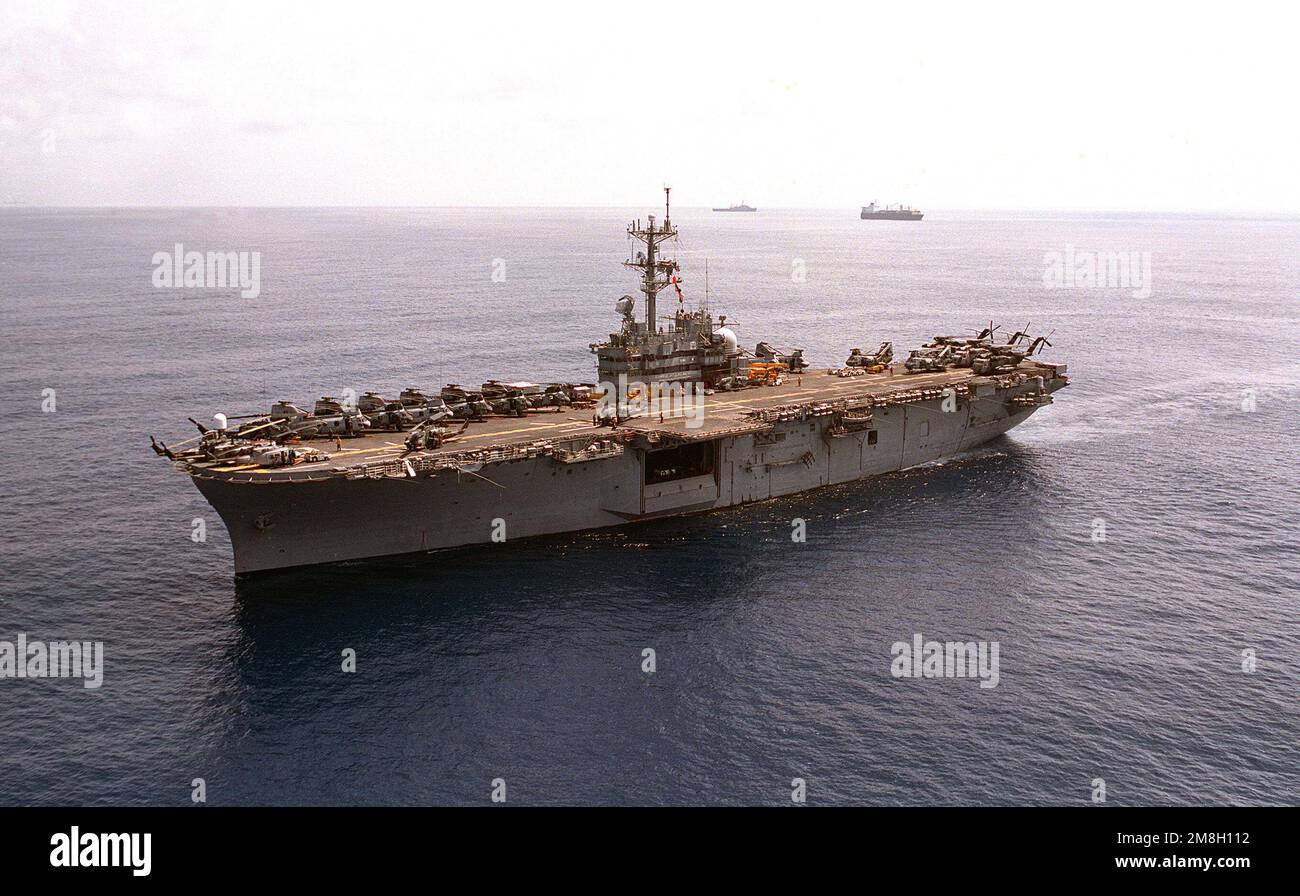 Una vista di prua portuale della nave d'assalto anfibio USS TRIPOLI (LPH-10) in corso. Paese: Oceano Pacifico (POC) Foto Stock
