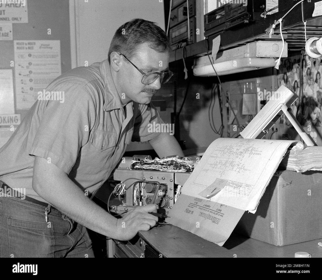 L'Electronics Technician 3rd Class Jeff Merritt ha risolto i problemi di un trasmettitore ad alta frequenza WRC-1 nel laboratorio di taratura del dipartimento di manutenzione intermedia dell'aeromobile a bordo della portaerei a energia nucleare USS NIMITZ (CVN-68) durante il Westpac '93. Paese: Oceano Pacifico (POC) Foto Stock