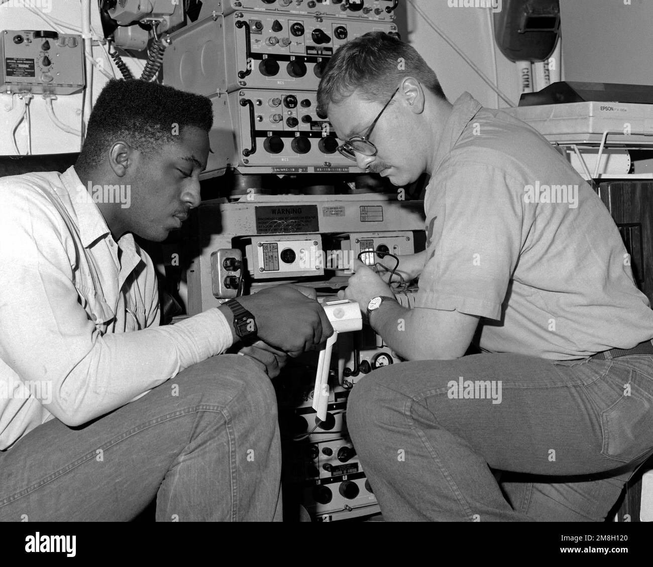 Electronic Technician 3rd Class Jeff Merritt, Right, and Electronics Technician 3rd Class Mark Holbrook lavora nel laboratorio di taratura del reparto di manutenzione intermedia degli aeromobili a bordo della portaerei a energia nucleare USS NIMITZ (CVN-68) durante il Westpac '93. Paese: Oceano Pacifico (POC) Foto Stock