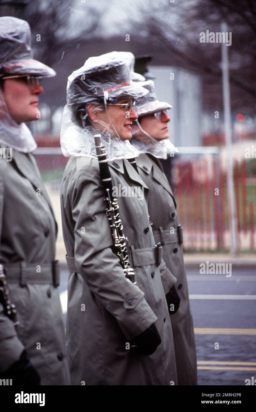 Pratica parata inaugurale. Un sergente GUNNERY dalla US Marine Band marca rapidamente lungo 3rd strada verso Pennsylvania Avenue durante la prova della parata di Inaugurazione. Base: Washington Stato: District of Columbia (DC) Nazione: Stati Uniti d'America (USA) Foto Stock
