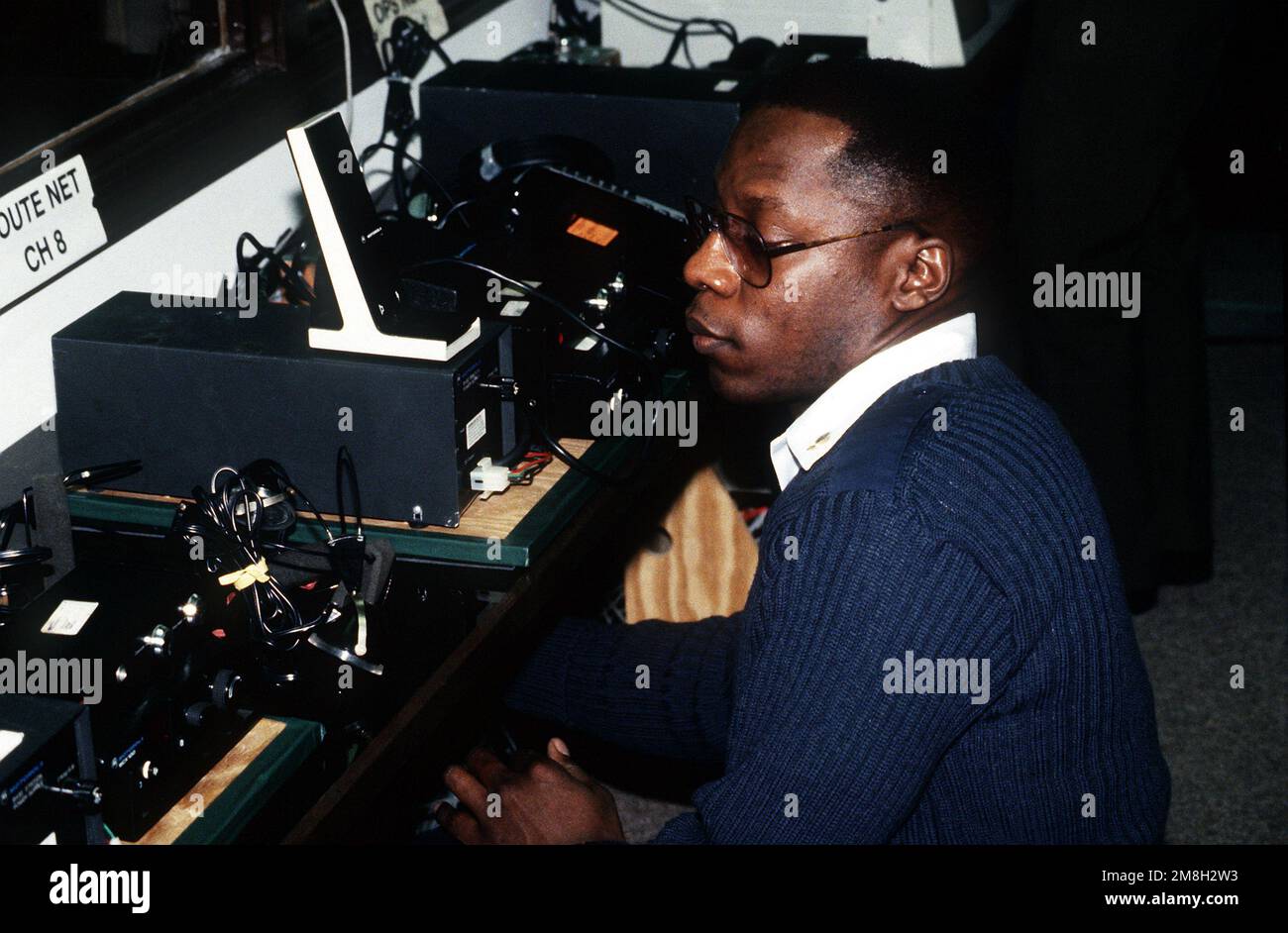 Comitato inaugurale delle forze armate dietro le quinte. Un addetto alla manutenzione delle radio della direzione AFIC J-6 installa una radio all'interno del Command Operations Center. Base: Washington Stato: District of Columbia (DC) Nazione: Stati Uniti d'America (USA) Foto Stock