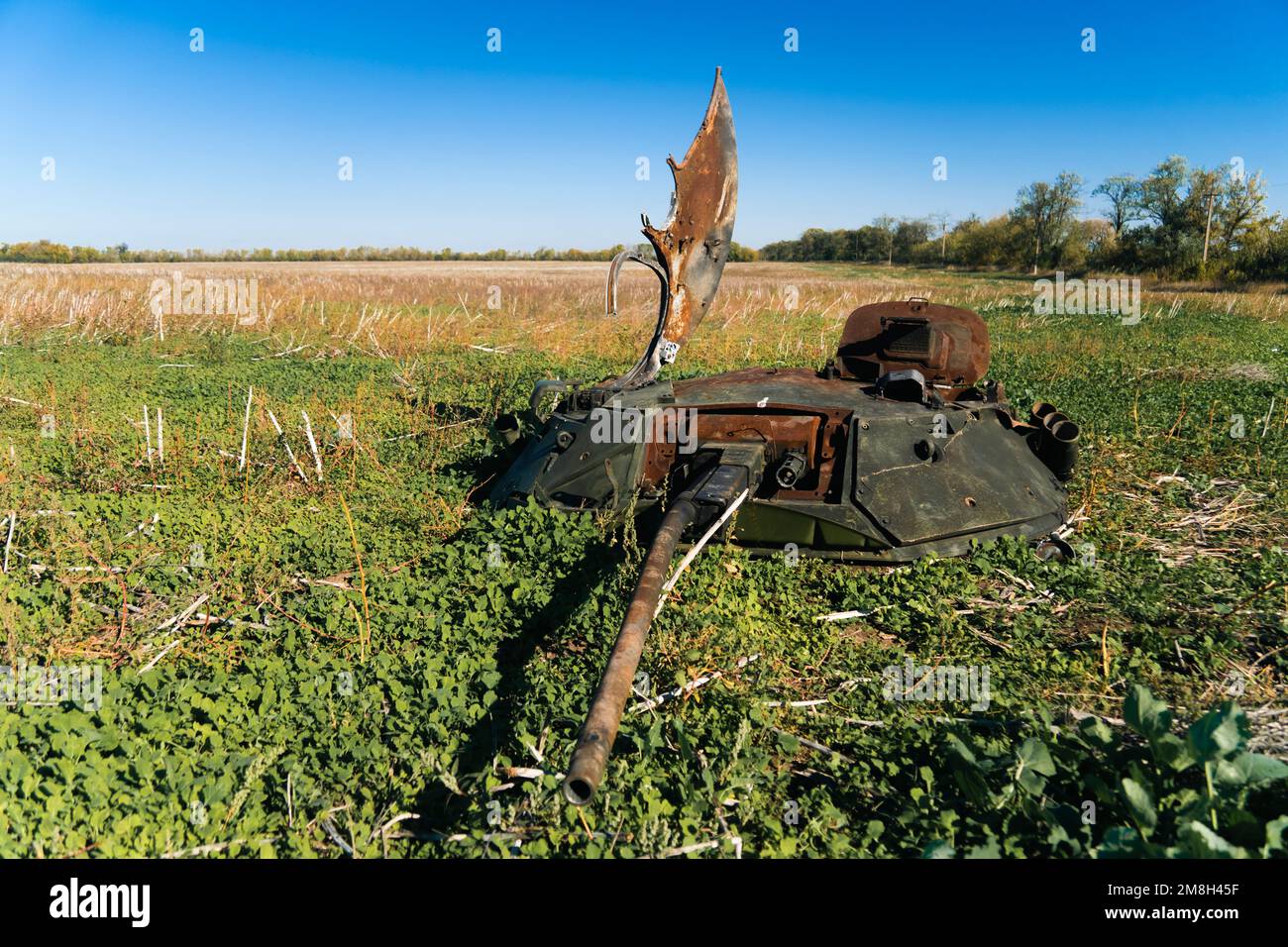 La torre con la mitragliatrice del veicolo da combattimento distrutto si trova nel campo dopo la battaglia. Guerra in Ucraina. Invasione russa dell'Ucraina Foto Stock