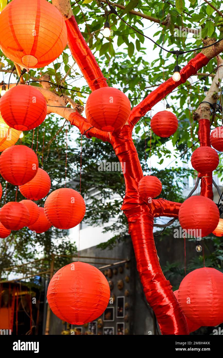 Molte lanterne rosse appese in Vietnam per il nuovo anno lunare del Tet Foto Stock