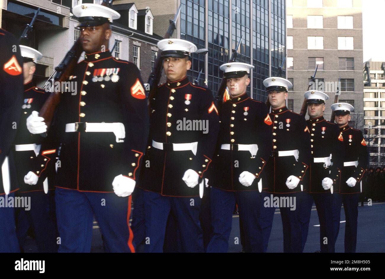 I membri del corpo Marino degli Stati Uniti marciano con orgoglio come partecipanti alla parata inaugurale del 1993 tenutasi a Washington, D.C. Base: Washington Stato: District of Columbia (DC) Nazione: Stati Uniti d'America (USA) Foto Stock