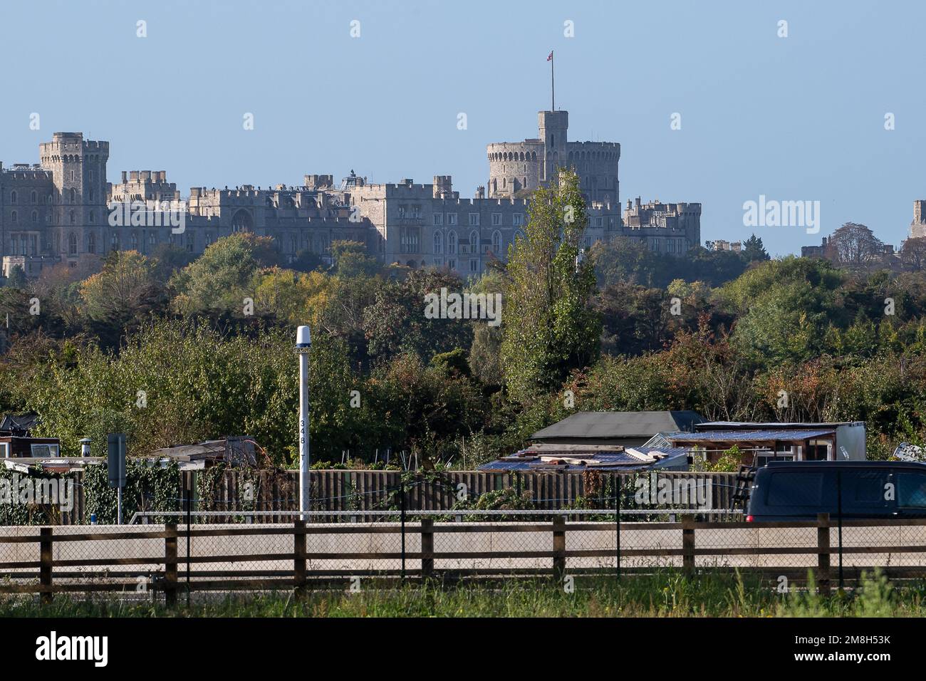 Datchet, Berkshire, Regno Unito. 6th ottobre 2022. Sensori di rilevamento veicolo fermo sulla Smart Motorway M4. Parte del modello M4 è stata ora aggiornata a una Smart Motorway che include radar SVD con rilevamento automatico degli incidenti. Vengono quindi poste delle avvertenze sui monitor del gantry a soffitto che segnalano agli automobilisti eventuali veicoli guasti e che chiudono la corsia corrispondente. Credito: Maureen McLean/Alamy Foto Stock