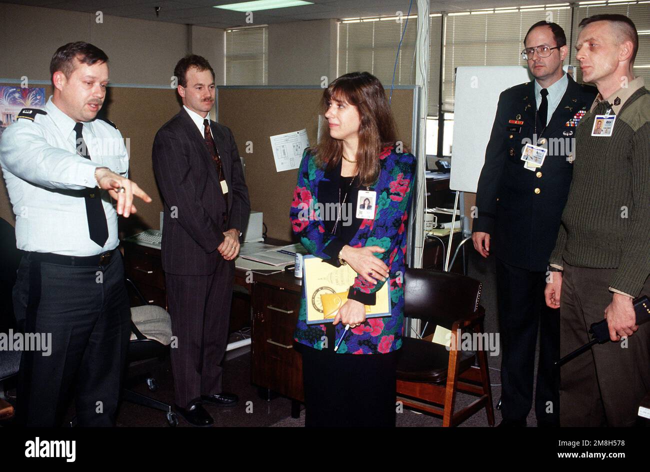 Livingston, sottosegretario dell'esercito for...chats con membri del Comitato inaugurale delle forze armate (AFIC), direzione J-6 durante la sua visita all'AFIC. Base: Washington Stato: District of Columbia (DC) Nazione: Stati Uniti d'America (USA) Foto Stock