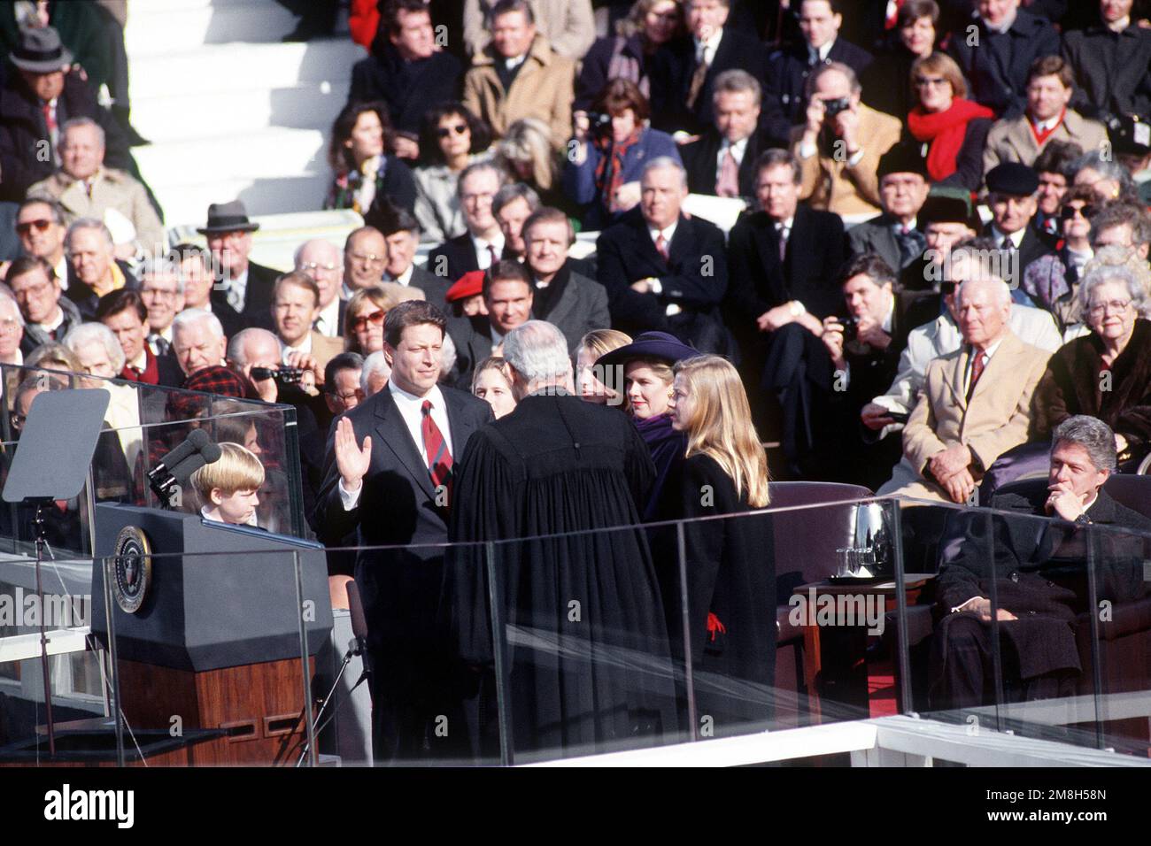 Inaugurazione. L'ex senatore Albert Gore Jr. (D-TN), è giurato dentro come vice presidente degli Stati Uniti mentre sua moglie Tipper ed i loro bambini osservano sopra. Base: Washington Stato: District of Columbia (DC) Nazione: Stati Uniti d'America (USA) Foto Stock