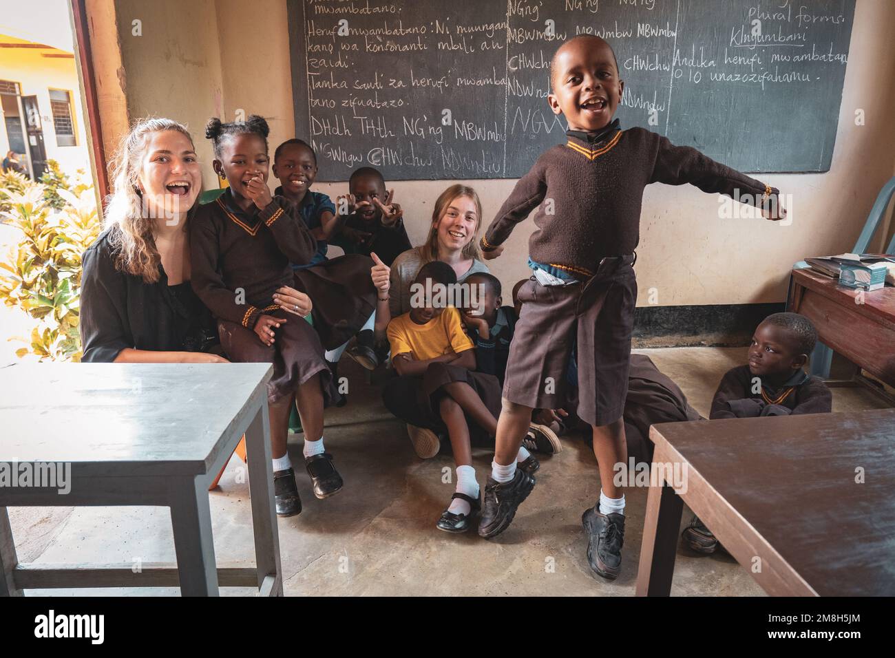 23rd marzo 2022 - Mwanza, Tanzania - Bambini che si propongono alla macchina fotografica per fotografare nelle scuole rurali in Africa. Piccolo villaggio. Foto Stock