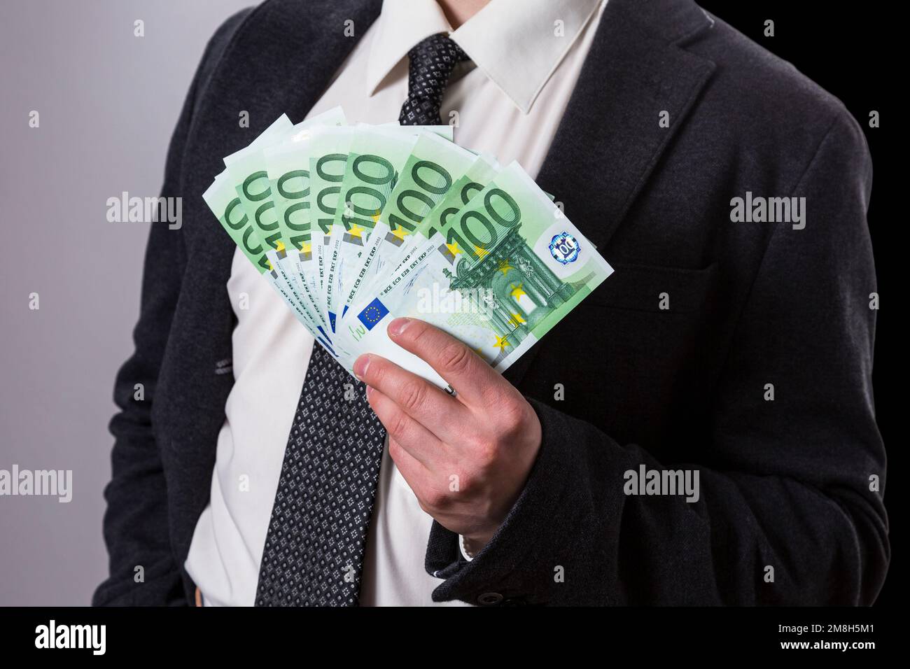 Mille euro. Un uomo in possesso di 100 banconote in euro. Foto Stock