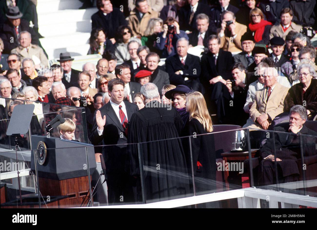 Inaugurazione. L'ex senatore Albert Gore Jr. (D-TN), è giurato dentro come vice presidente degli Stati Uniti mentre sua moglie, il Tipper ed i loro bambini guardano sopra. Base: Washington Stato: District of Columbia (DC) Nazione: Stati Uniti d'America (USA) Foto Stock