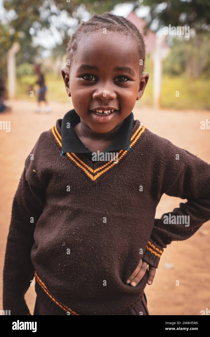 23rd marzo 2022 - Mwanza, Tanzania - Bambini che si propongono alla macchina fotografica per fotografare nelle scuole rurali in Africa Foto Stock