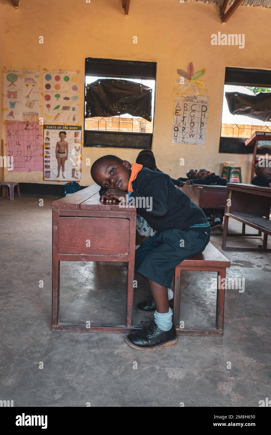 23.03.2022 - Mwanza, Tanzania - ragazzi della scuola che studiano in classe, sguardo drammatico. Foto Stock