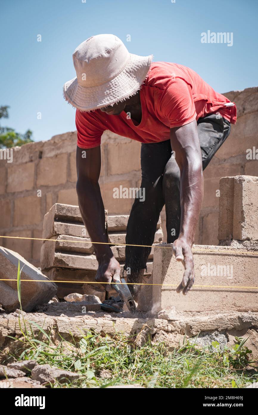 15 marzo 2022 - Tanzania - uomo locale africano che lavora in cantiere Foto Stock