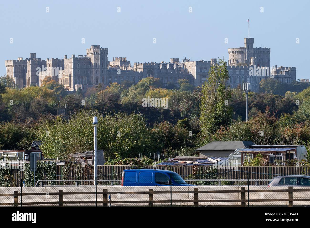 Datchet, Berkshire, Regno Unito. 6th ottobre 2022. Sensori di rilevamento veicolo fermo sulla Smart Motorway M4. Parte del modello M4 è stata ora aggiornata a una Smart Motorway che include radar SVD con rilevamento automatico degli incidenti. Vengono quindi poste delle avvertenze sui monitor del gantry a soffitto che segnalano agli automobilisti eventuali veicoli guasti e che chiudono la corsia corrispondente. Credito: Maureen McLean/Alamy Foto Stock