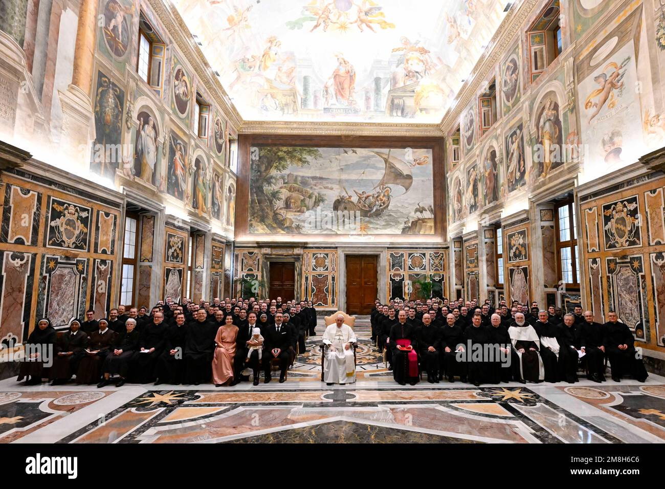 Vaticano, Vaticano. 14th Jan, 2023. Italia, Roma, Vaticano, 2023/1/14. Papa Francesco incontra in udienza la comunità del Pontificio Collegio Nord Americano in Vaticano . Foto di Vatican Media /Catholic Press Photo . LIMITATO ALL'USO EDITORIALE - NESSUN MARKETING - NESSUNA CAMPAGNA PUBBLICITARIA. Credit: Independent Photo Agency/Alamy Live News Foto Stock