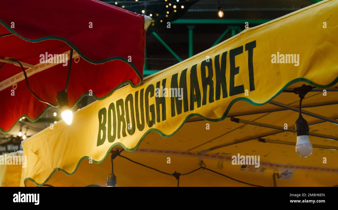 Colorful Market Stall ombrelli con Borough Market stampato, Borough Market London UK Foto Stock