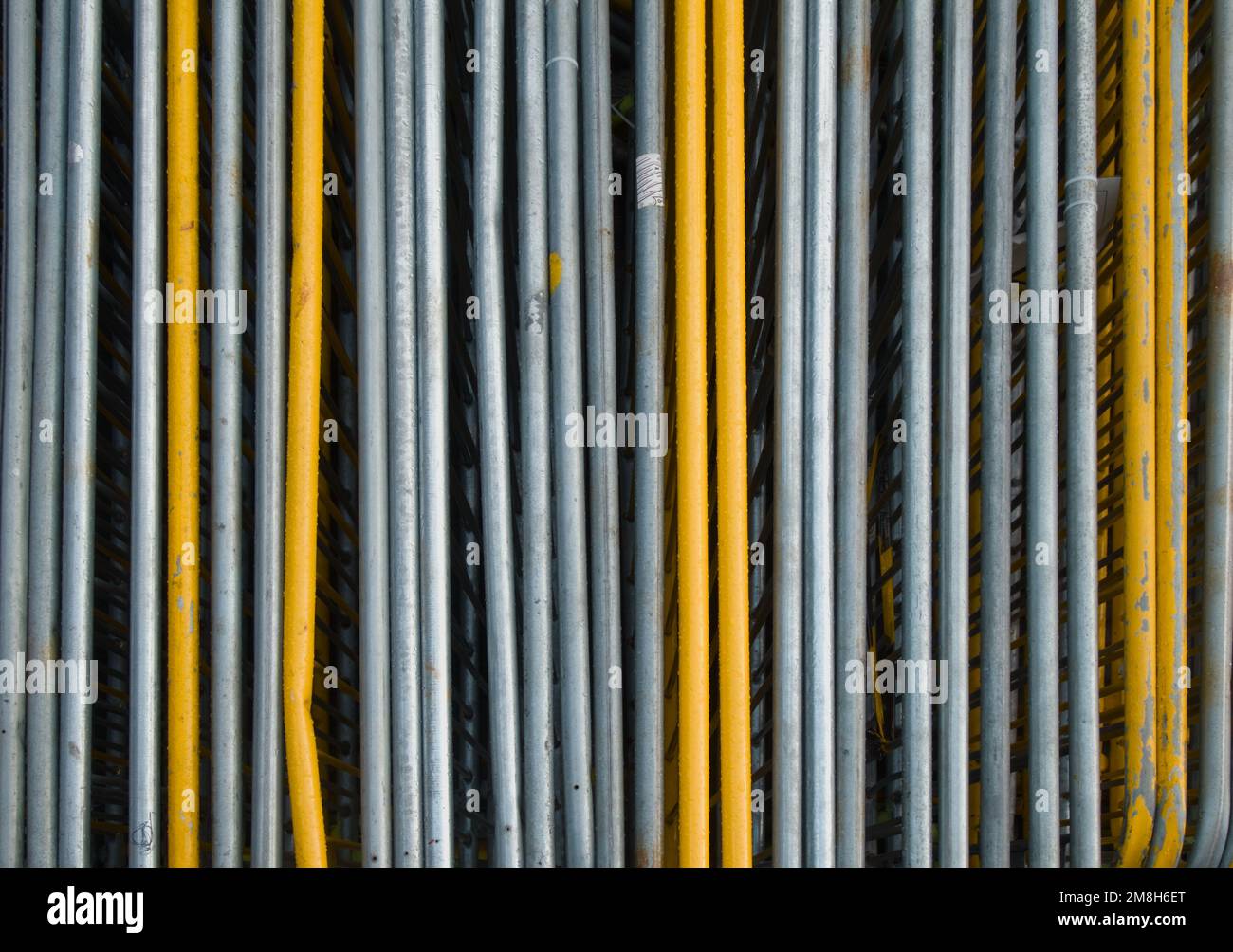 Vista astratta di Stacked Metal Yellow e Plain Metal Crash, barriere di contenimento prese dall'alto, Londra UK Foto Stock