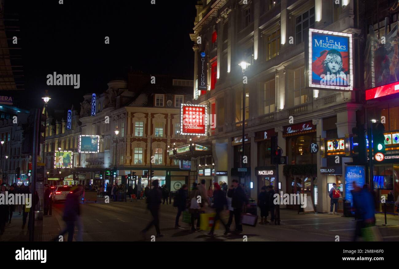 Vista dei teatri di Sondheim, Gielgud, Apollo lungo Shaftesbury Avenue di notte con insegne pubblicitarie illuminate, Inverno, Londra UK Foto Stock