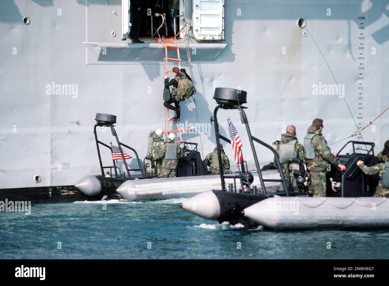 Un membro del Sea-Air-Land (SEAL) Team 8 sale a bordo di un'imbarcazione speciale 20 (SBU-20) gommonabile a scafo rigido fissata accanto al molo di trasporto anfibio USS AUSTIN (LPD-4). Paese: Mare Adriatico Foto Stock