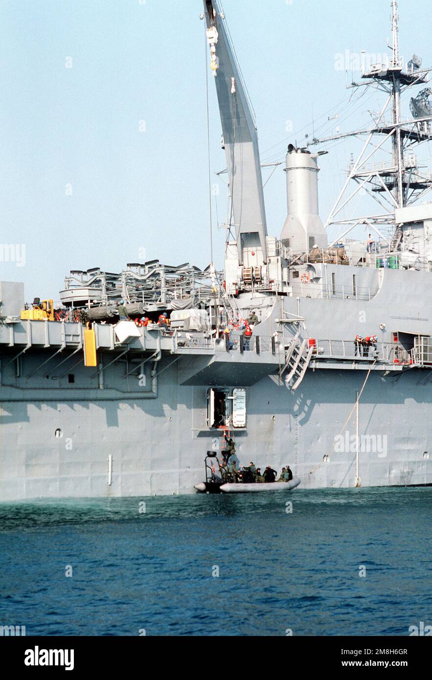 I membri del team Sea-Air-Land (SEAL) 8 salpano a bordo di una speciale imbarcazione unità 20 (SBU-20) gommonabile a scafo rigido fissata accanto al molo di trasporto anfibio USS AUSTIN (LPD-4). Paese: Mare Adriatico Foto Stock