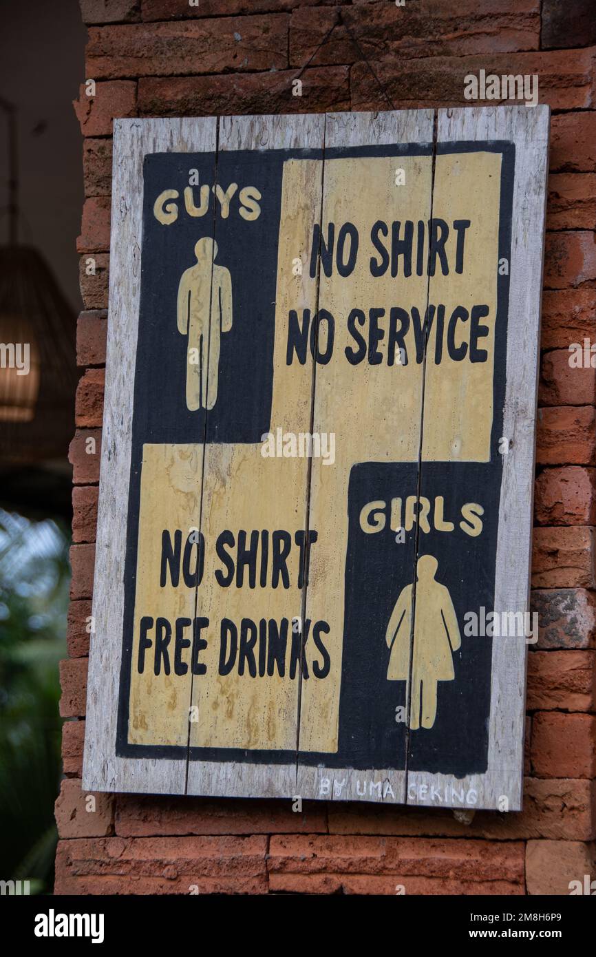 Bali, Indonesia 1 Settembre 2022, segno divertente che dice 'Guys No Shirt No Service' e 'Girls No Shirt Free Drinks' Foto Stock