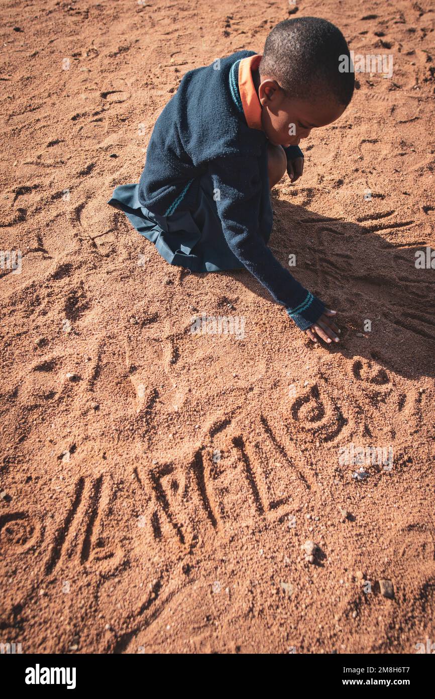 29.03.2022 Kisesa, Mwanza, Tanzania, Bambini che giocano e studiano numeri di sabbia Foto Stock