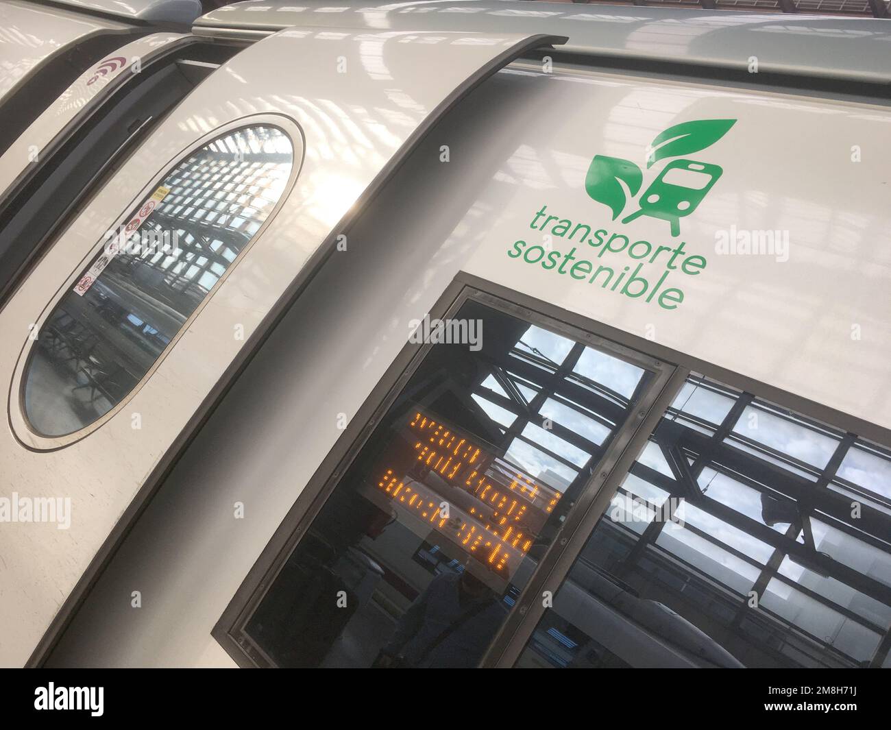 Logo trasporto sostenibile su un treno ad alta velocità in Spagna Foto Stock