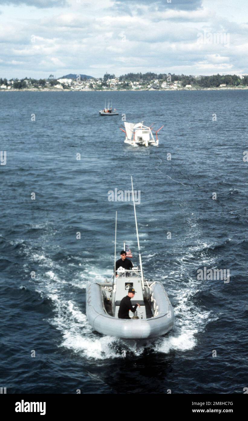 I membri della miniera di elicottero contromisure Squadron 15 (HM-15) recuperare una slitta traforata Mark 105 con aliscafo utilizzando imbarcazioni gonfiabili a scafo rigido. HM-15 utilizza il molo di trasporto anfibio USS DULUTH (LPD-6) come base operativa durante l'esercizio congiunto della flotta USA-canadese MARCOT '93. Soggetto operativo/Serie: MARCOT '93 Paese: Stretto di Juan De Fuca Foto Stock