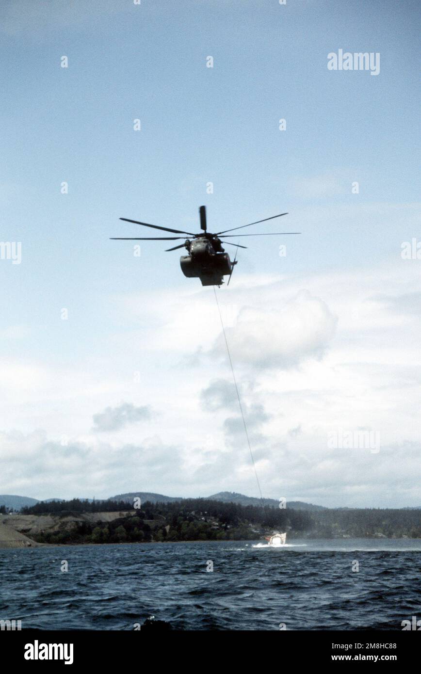 Una miniera di elicottero contromisure Squadron 15 (HM-15) MH-53E Sea Dragon elicottero tows un aliscafo Mark 105 minesweeping slitta durante l'esercizio congiunto U.S.-Canadese flotta esercizio MARCOT '93. Soggetto operativo/Serie: MARCOT '93 Paese: Stretto di Juan De Fuca Foto Stock
