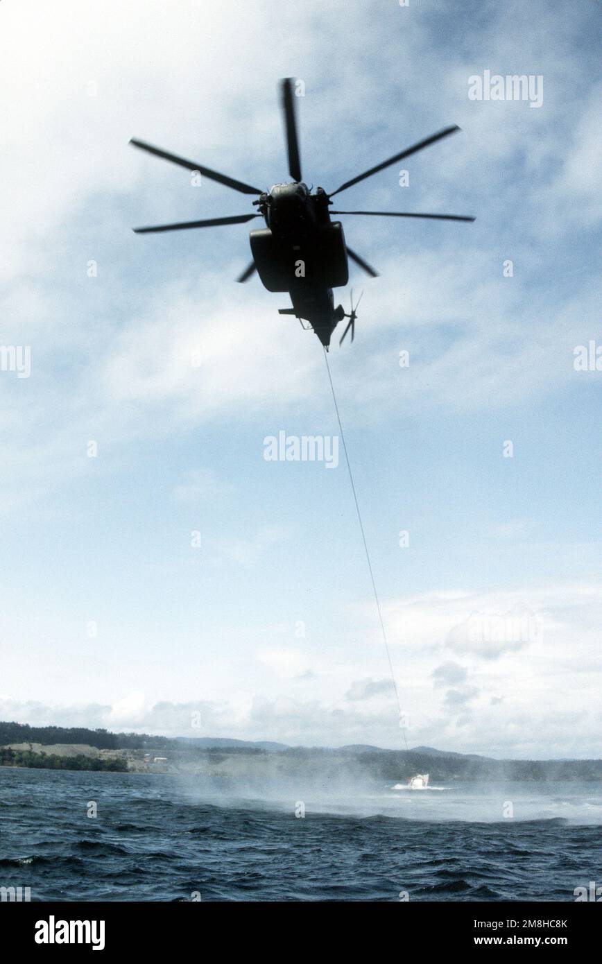 Una miniera di elicottero contromisure Squadron 15 (HM-15) MH-53E Sea Dragon elicottero tows un aliscafo Mark 105 minesweeping slitta durante l'esercizio congiunto U.S.-Canadese flotta esercizio MARCOT '93. Soggetto operativo/Serie: MARCOT '93 Paese: Stretto di Juan De Fuca Foto Stock