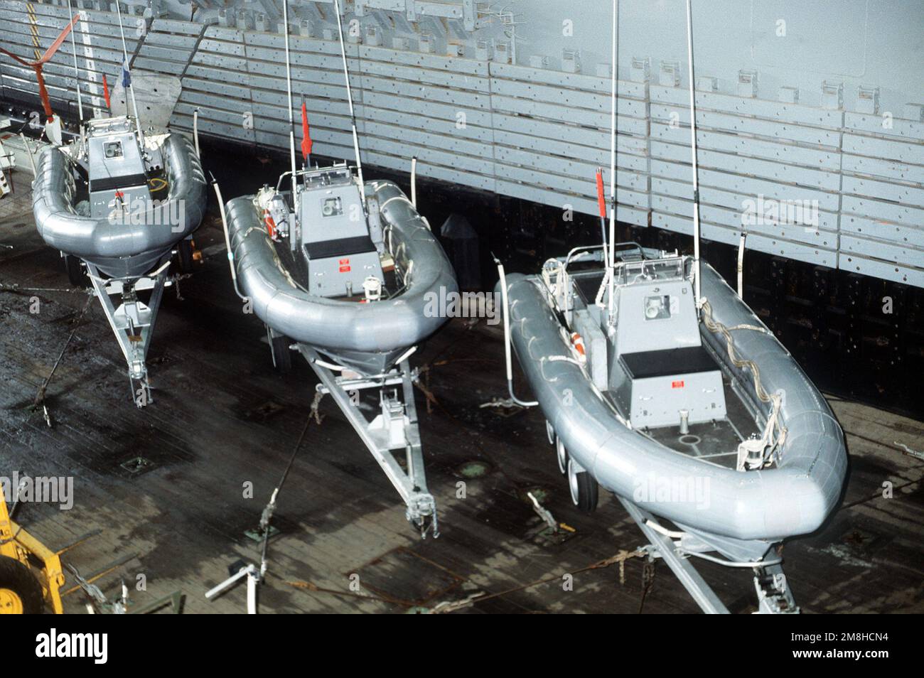 Una vista di Helicopter Mine CounterMeasures Squadron 15 (HM-15) imbarcazioni gonfiabili a scafo rigido fissate nel ponte dei pozzi del molo di trasporto anfibio USS DULUTH (LPD-6). Il DULUTH sta fungendo da piattaforma per le operazioni HM-15 durante gli Stati Uniti congiunti - Esercizio flotta canadese MARCOT '93. Soggetto operativo/Serie: MARCOT '93 Paese: Oceano Pacifico (POC) Foto Stock