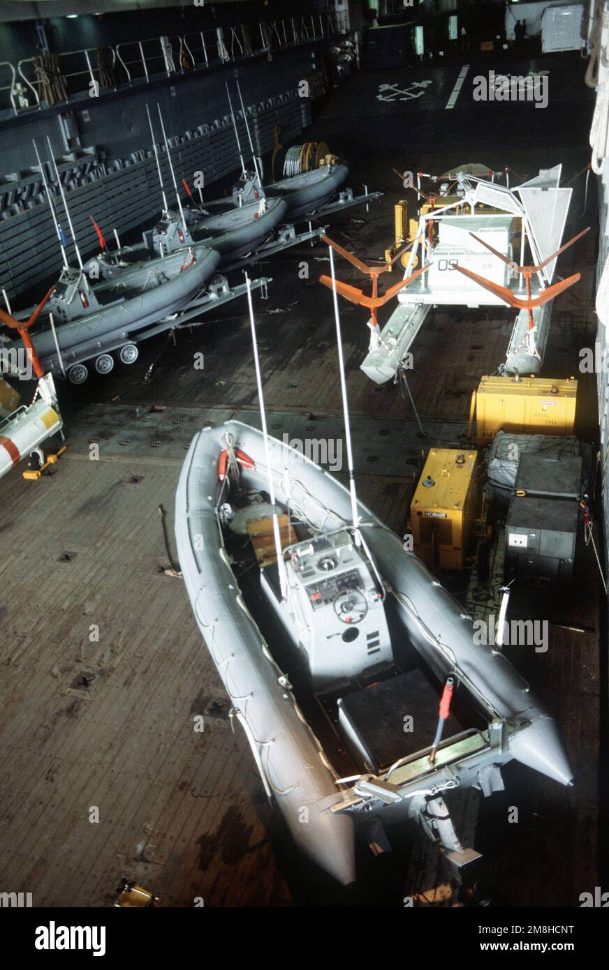 Una vista di una slitta trainata da aliscafo Mark 105 e di diverse barche gonfiabili a scafo rigido di Helicopter Mine CounterMeasures Squadron 15 (HM-15) fissate nel ponte dei pozzi del molo di trasporto anfibio USS DULUTH (LPD-6). Il DULUTH sta fungendo da piattaforma per le operazioni HM-15 durante gli Stati Uniti congiunti - Esercizio flotta canadese MARCOT '93. Soggetto operativo/Serie: MARCOT '93 Paese: Oceano Pacifico (POC) Foto Stock