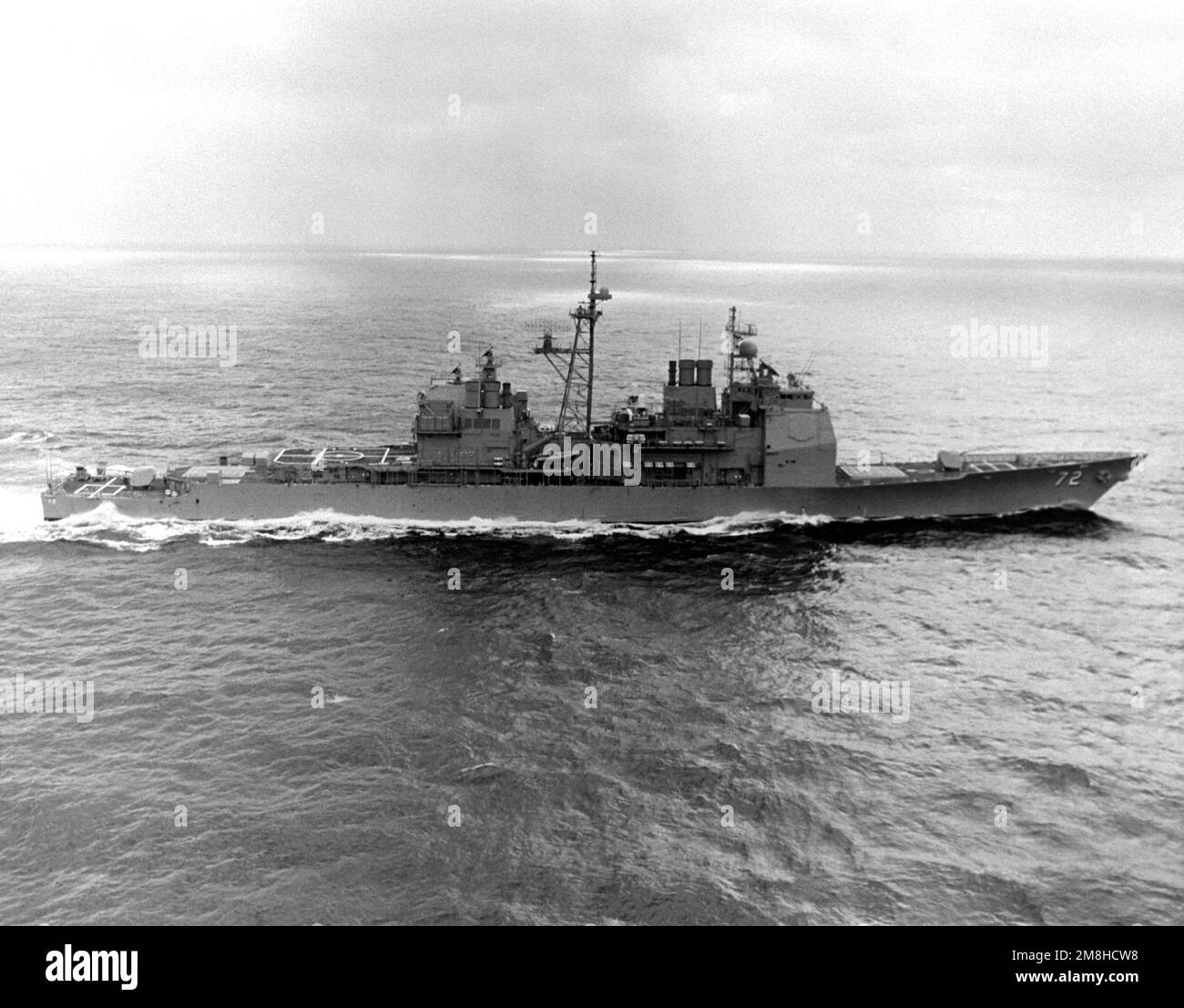 Una vista a dritta dell'incrociatore missilistico guidato GOLFO della VELLA (CG-72) in corso di prove in mare. Nazione: Golfo del Messico Foto Stock