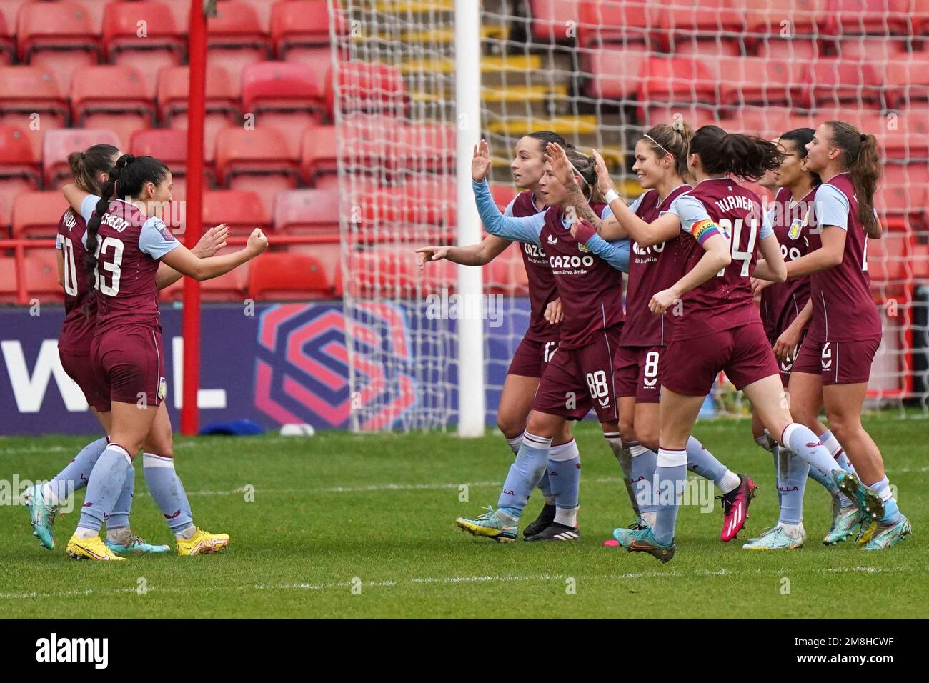 Rachel Daly (centro) di Aston Villa festeggia con i compagni di squadra dopo aver segnato il primo goal del gioco in azione durante la partita della Super League femminile di Barclays al Poundland Bescot Stadium, Walsall. Data immagine: Sabato 14 gennaio 2023. Foto Stock