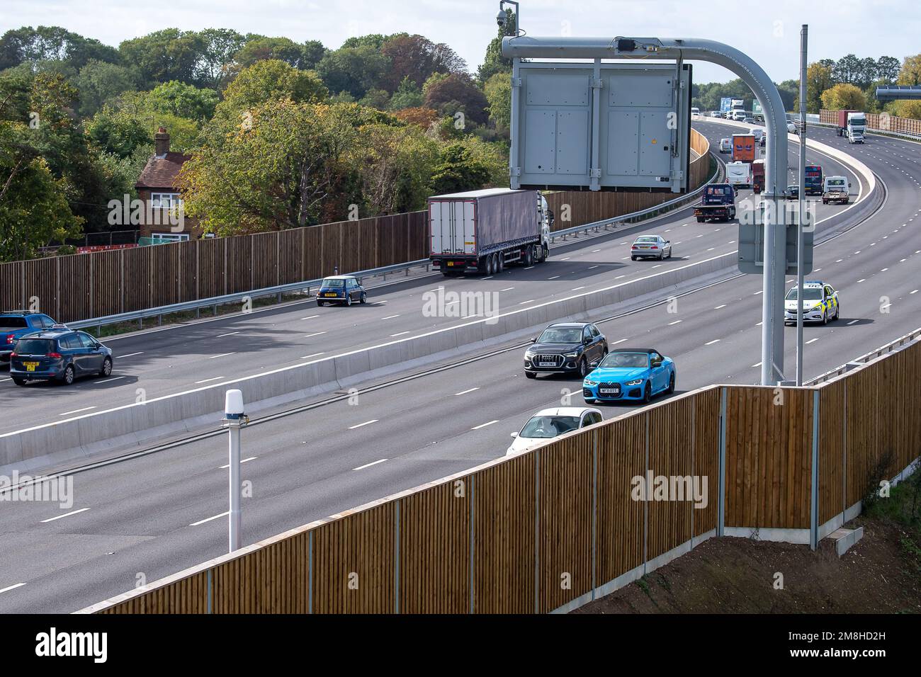 Dorney Reach, Buckinghamshire, Regno Unito. 6th ottobre 2022. Sensori di rilevamento veicolo fermo sulla Smart Motorway M4 a Dorney Reach, Buckinghamshire. Parte del modello M4 è stata ora aggiornata a una Smart Motorway che include radar SVD con rilevamento automatico degli incidenti. Vengono quindi poste delle avvertenze sui monitor del gantry a soffitto che segnalano agli automobilisti eventuali veicoli guasti e che chiudono la corsia corrispondente. Credito: Maureen McLean/Alamy Foto Stock