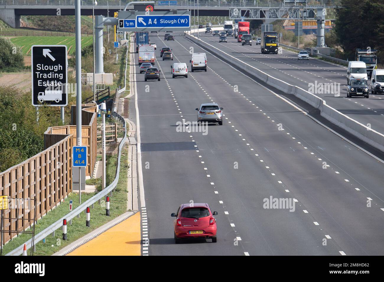 Dorney Reach, Buckinghamshire, Regno Unito. 6th ottobre 2022. Sensori di rilevamento veicolo fermo sulla Smart Motorway M4 a Dorney Reach, Buckinghamshire. Parte del modello M4 è stata ora aggiornata a una Smart Motorway che include radar SVD con rilevamento automatico degli incidenti. Vengono quindi poste delle avvertenze sui monitor del gantry a soffitto che segnalano agli automobilisti eventuali veicoli guasti e che chiudono la corsia corrispondente. Credito: Maureen McLean/Alamy Foto Stock