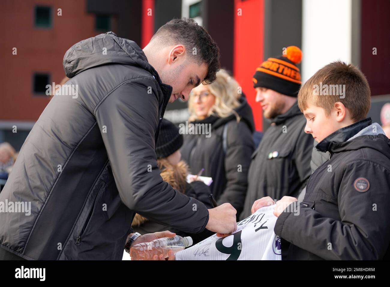 Sheffield, Regno Unito. 14th Jan, 2023. John Egan #12 di Sheffield United firma e autografo per un fan quando arriva a Bramhall Lane prima della partita del campionato Sky Bet Sheffield United vs Stoke City a Bramall Lane, Sheffield, Regno Unito, 14th gennaio 2023 (Foto di Steve Flynn/News Images) a Sheffield, Regno Unito il 1/14/2023. (Foto di Steve Flynn/News Images/Sipa USA) Credit: Sipa USA/Alamy Live News Foto Stock