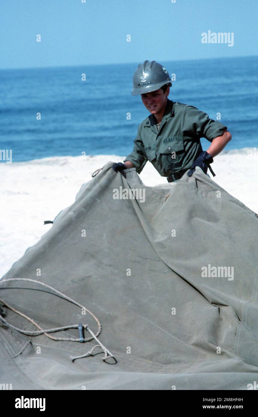 Steelworker 3rd Classe Nancy Atkins aiuta a abbattere le tende nel campo Seabee alla conclusione di un esercizio di costruzione di cavalcavia con il Battaglione di costruzione anfibio 1 (ACB-1). Base: Naval Amphibious base, Coronado Stato: California (CA) Paese: Stati Uniti d'America (USA) Foto Stock