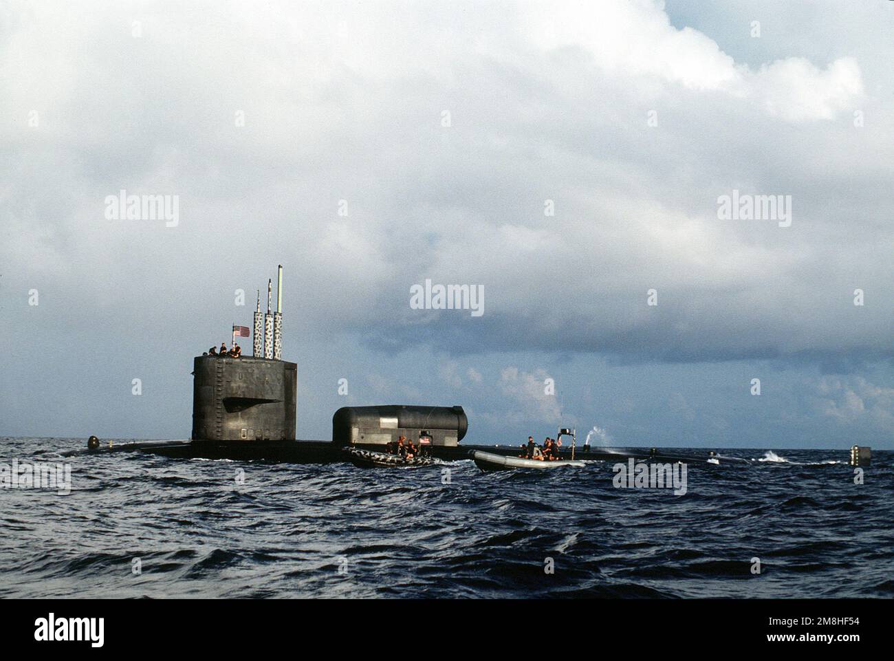 Una coppia di imbarcazioni gonfiabili a scafo rigido della Special Boat Unit 4 (SBU-4) operano a fianco del sottomarino d'attacco nucleare USS ARCHERFISH (SSN-678) durante l'esercizio di servizio congiunto Ocean Venture '93. L'ARCHERFISH dispone di un riparo a secco collegato al suo ponte. Oggetto/Serie: OCEAN VENTURE '93 Stato: Puerto Rico (PR) Paese: Stati Uniti d'America (USA) Foto Stock