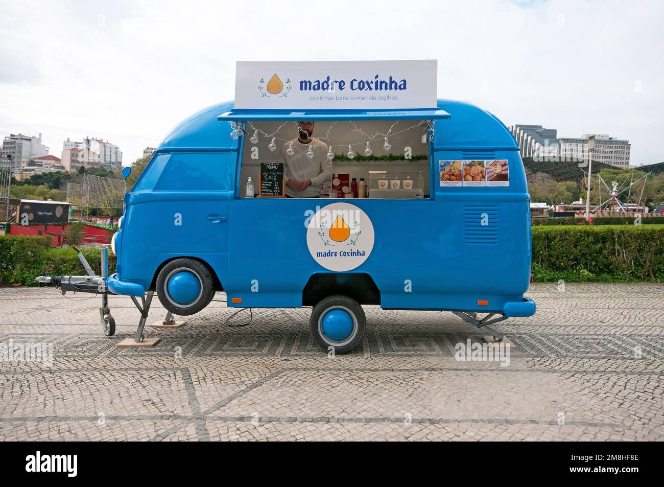 Furgone mobile per cibi e bevande (coxinhas in vendita) nel Parco Eduardo VII, Lisbona, Portogallo Foto Stock