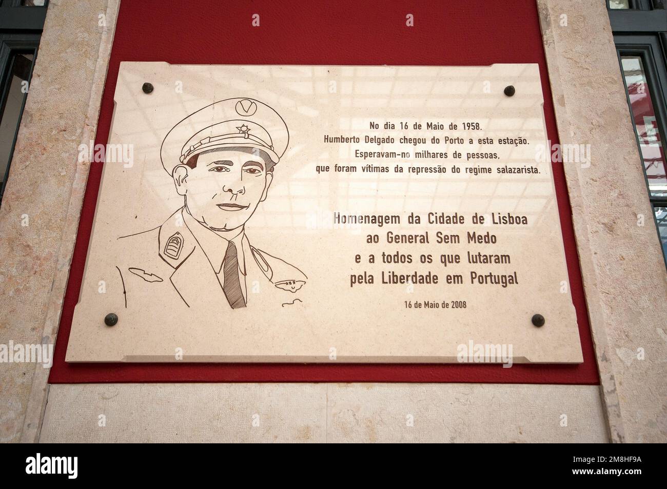Targa commemorativa per il generale e politico Humberto Delgado (1906-1965) nella stazione ferroviaria di Santa Apolonia, Lisbona, Portogallo Foto Stock