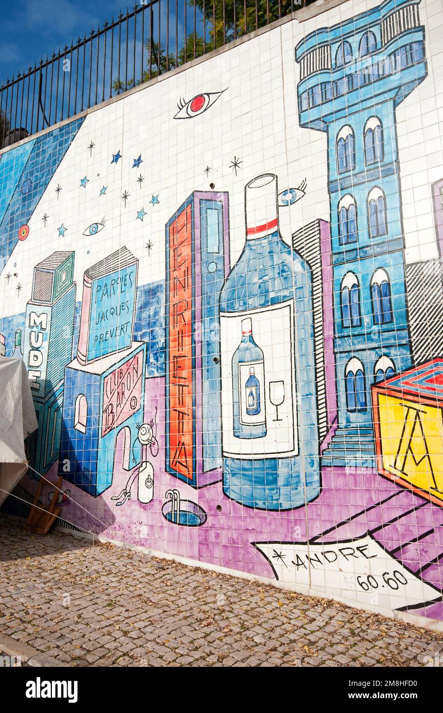 Disegno a muro con piastrelle tradizionali (azulejos) nel quartiere di Alfama, Lisbona, Portogallo Foto Stock