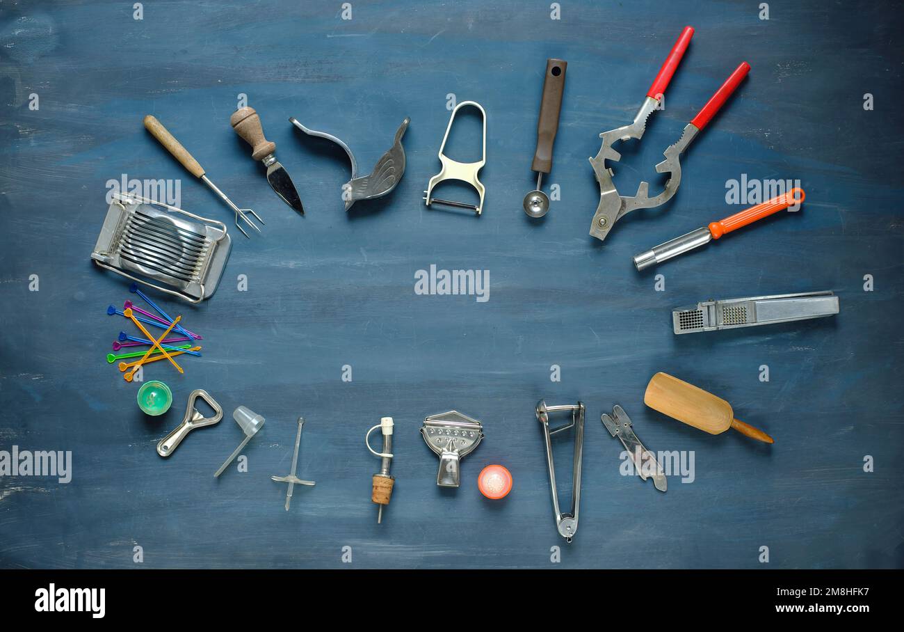 vari utensili da cucina vintage, elettrodomestici, utensili da cucina, piatto con spazio copia gratuito Foto Stock