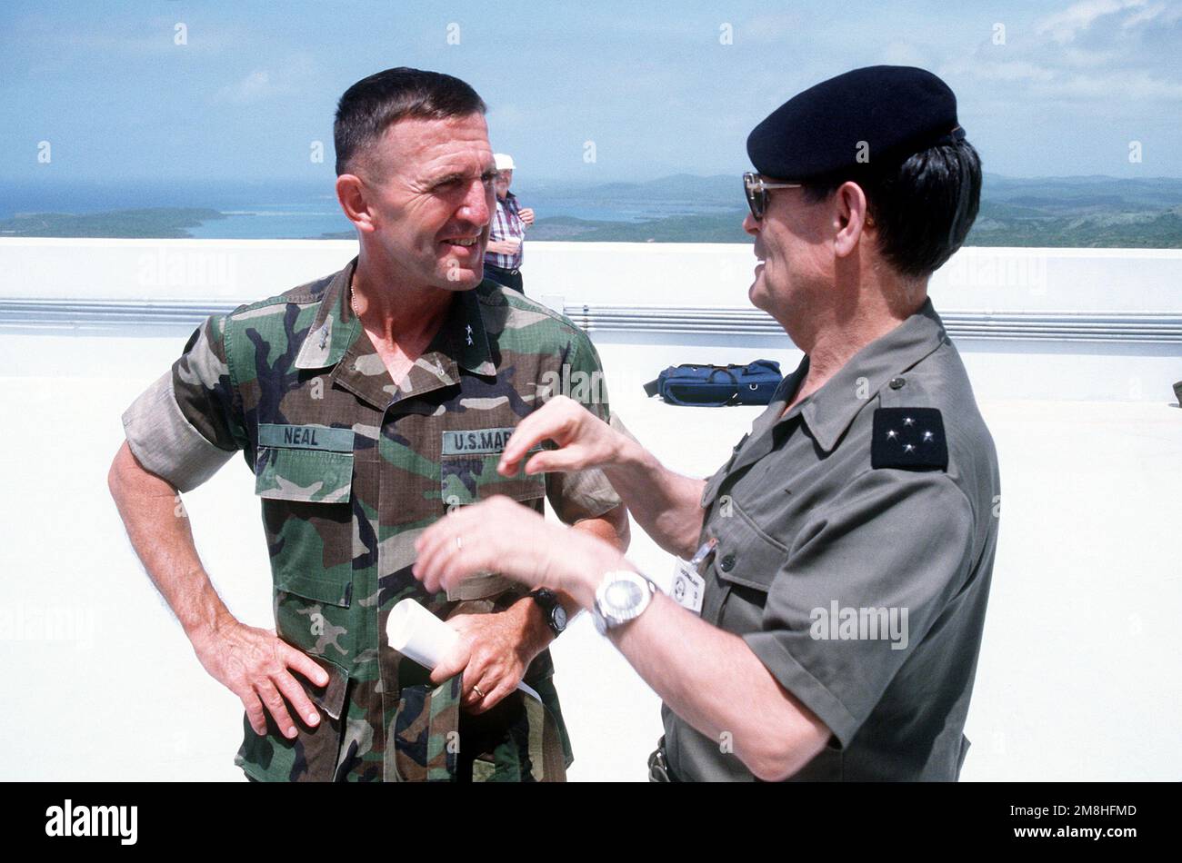 MAJ. GEN. Richard I. Neal, vicecomandante generale, II Marine Expeditionary Force, parla con il GEN francese. Roquejeoffre durante l'esercizio di servizio congiunto Ocean Venture '93. Oggetto/Serie: OCEAN VENTURE '93 base: Vieques Island Stato: Puerto Rico (PR) Paese: Stati Uniti d'America (USA) Foto Stock