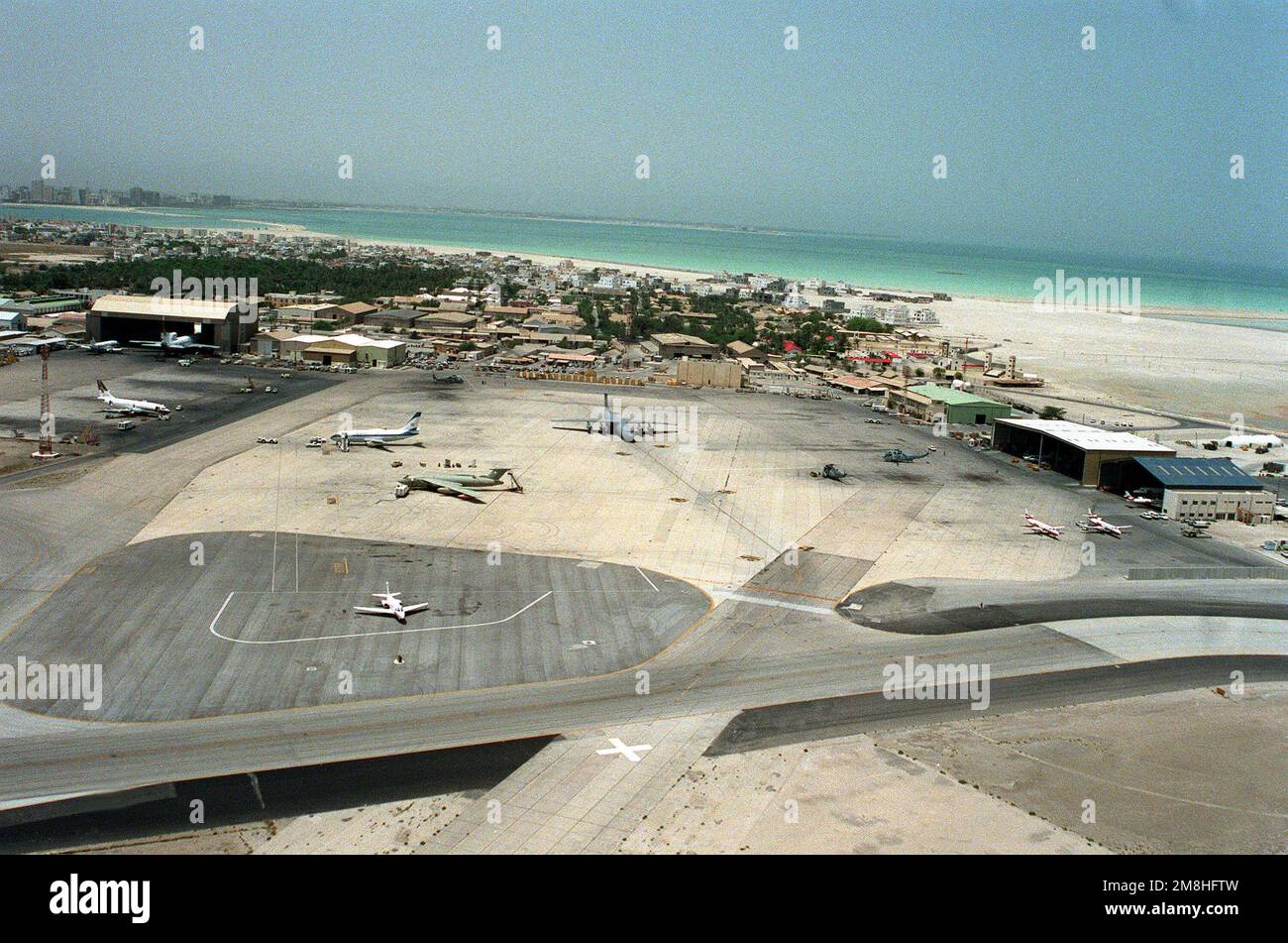 Una panoramica dell'aeroporto del Bahrain con vari aerei militari e civili parcheggiati sulle rampe. Paese: Bahrein (BHR) Foto Stock
