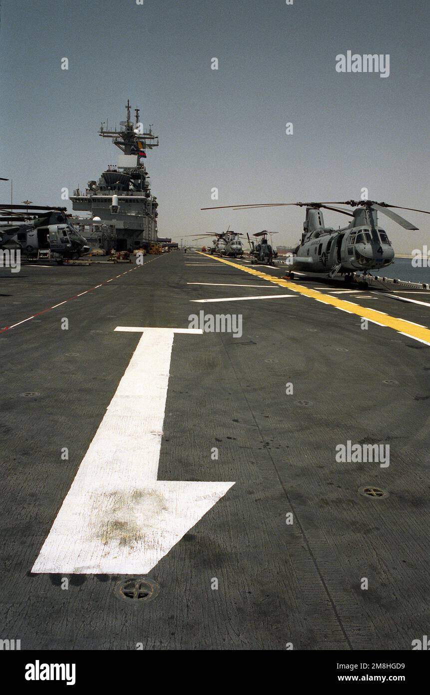 Una vista ravvicinata degli elicotteri CH-46E Sea Knight sul ponte di volo della nave d'assalto anfibio USS WASP (LHD-1) mentre l'imbarcazione è ormeggiata a Jebel Ali. Nazione: Emirati Arabi Uniti (Emirati Arabi Uniti) Foto Stock