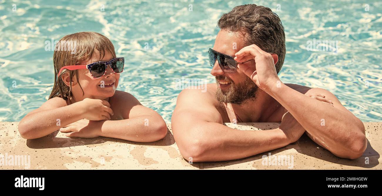 Padre e figlio in piscina, banner con spazio copia. Infanzia e parenting. Amicizia. padre e figlio indossano occhiali in piscina Foto Stock