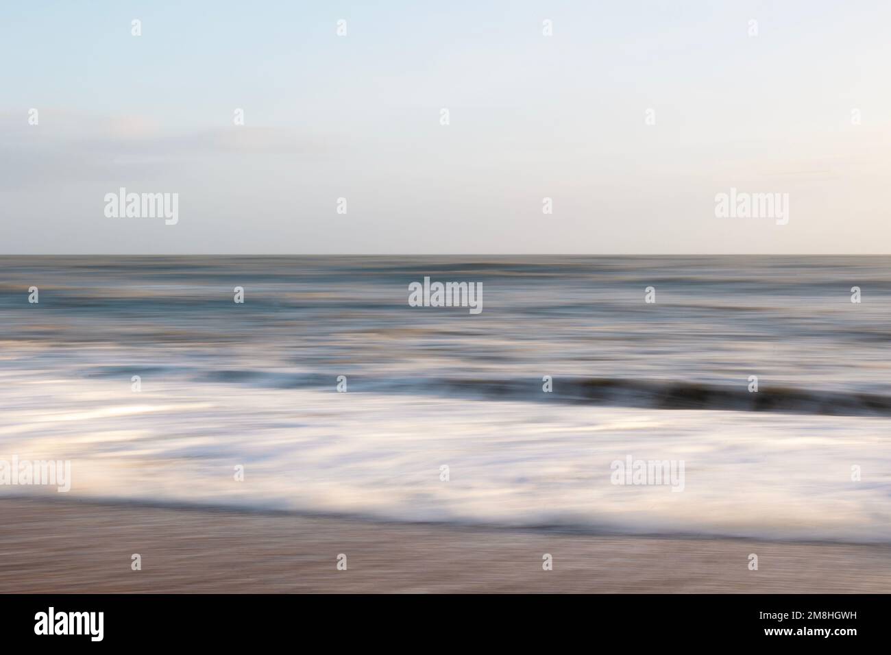 Movimento intenzionale fotocamera del mare a Worthing, Sussex occidentale nel mese di gennaio Foto Stock