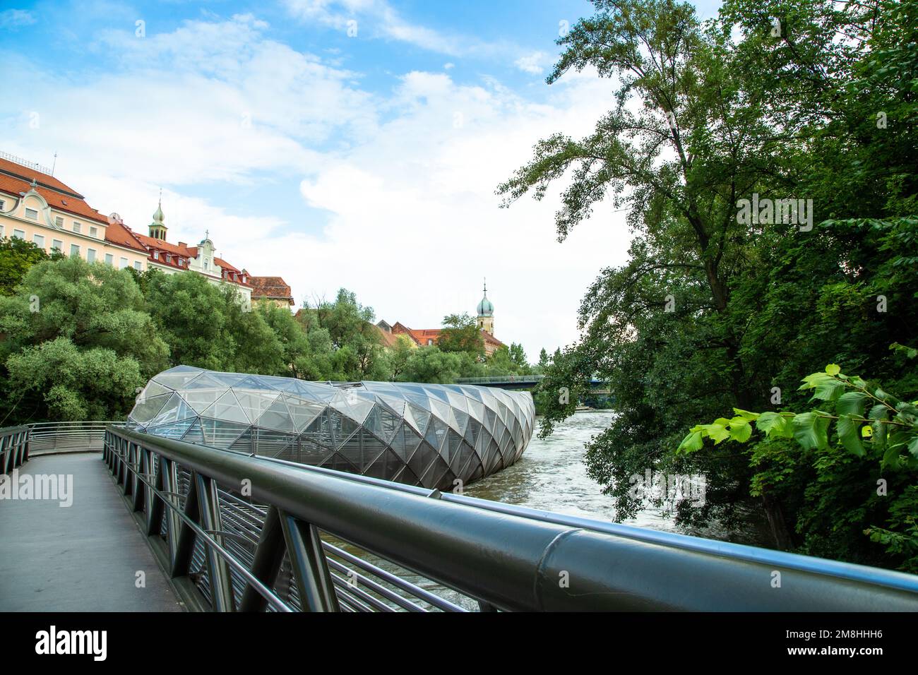 Murinsel, un'isola artificiale nel fiume Mur, a Graz, Austria. In metallo e vetro, design italiano Foto Stock