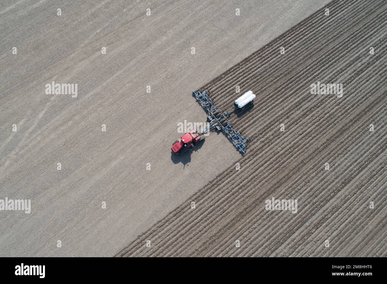 63801-16107 Vista aerea del trattore che applica ammoniaca anidra al campo di mais Marion Co. IL Foto Stock